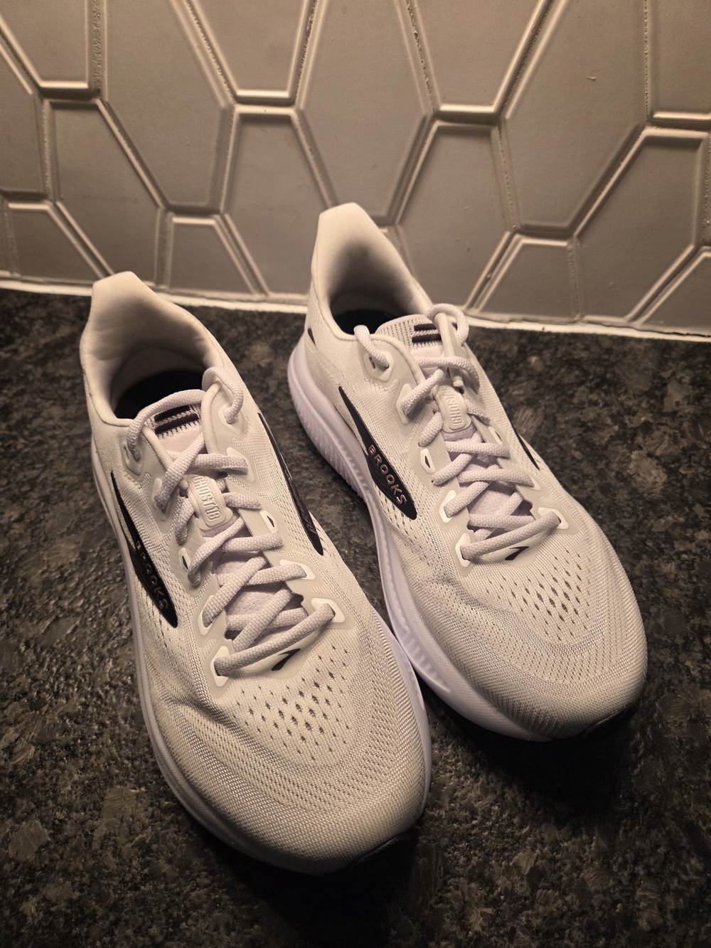 Brooks Ghost 18 Womens White Running Shoe - Size 7W - Worn once-excellent cond